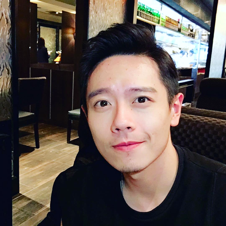缱绻深拥单纯的照片