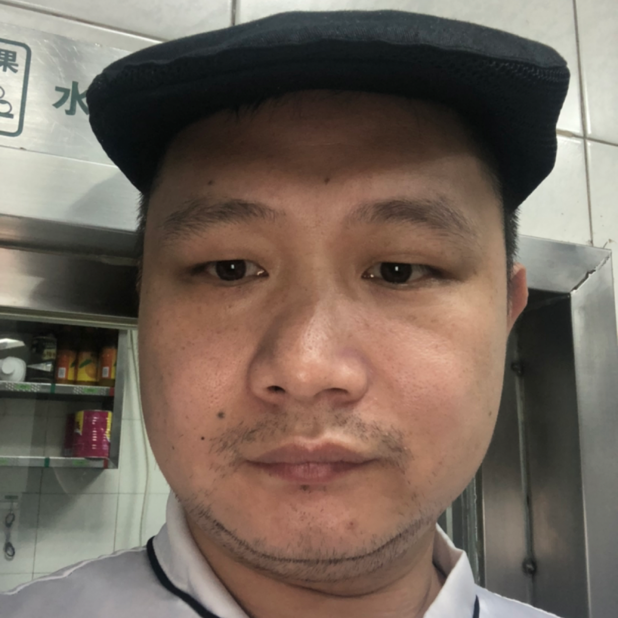 英俊請咖啡豆的照片