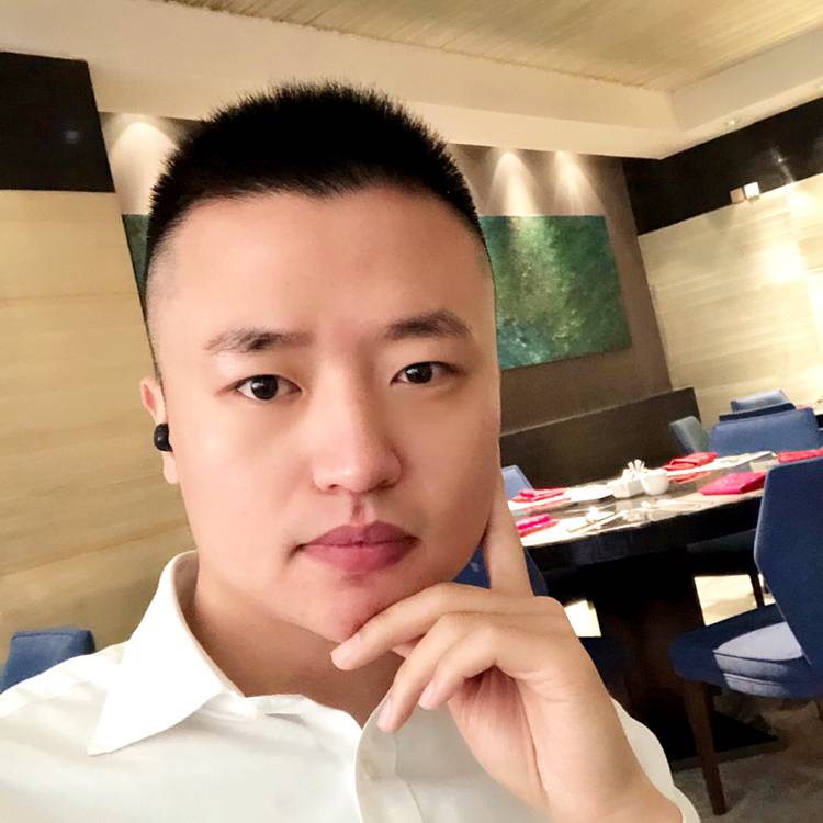 寒冷水杯咖啡的照片