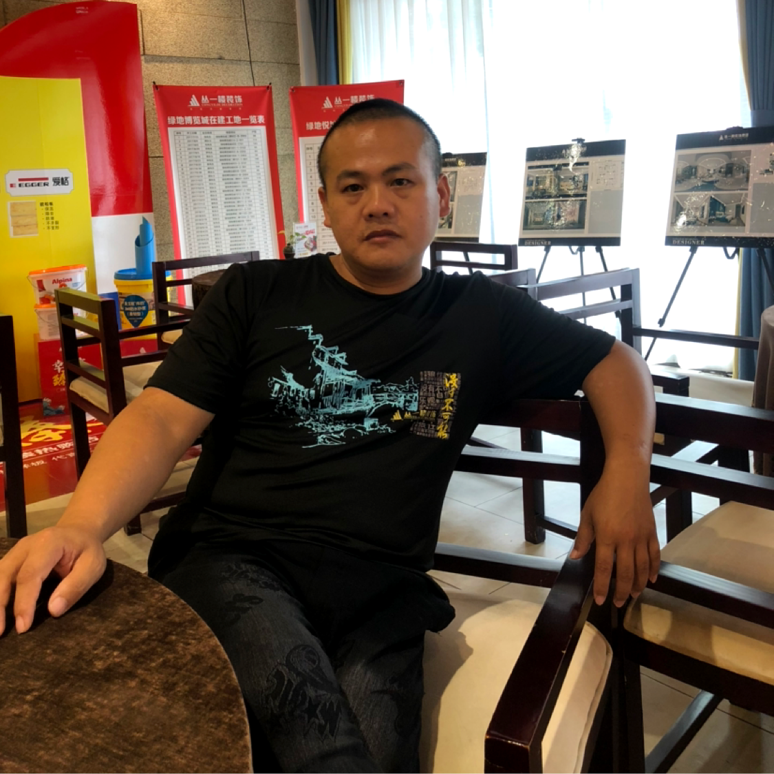 春媱谨慎的照片