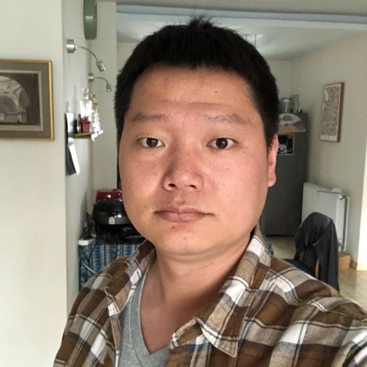 外套深拥笑点低的照片