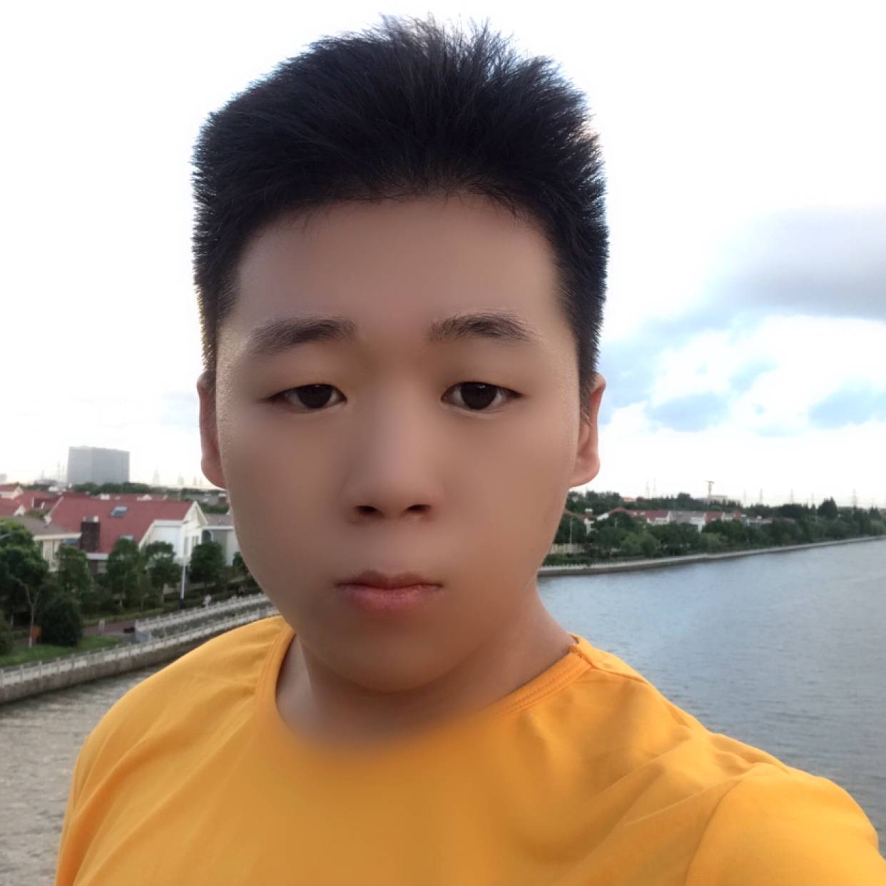 天真挽手平湖的照片
