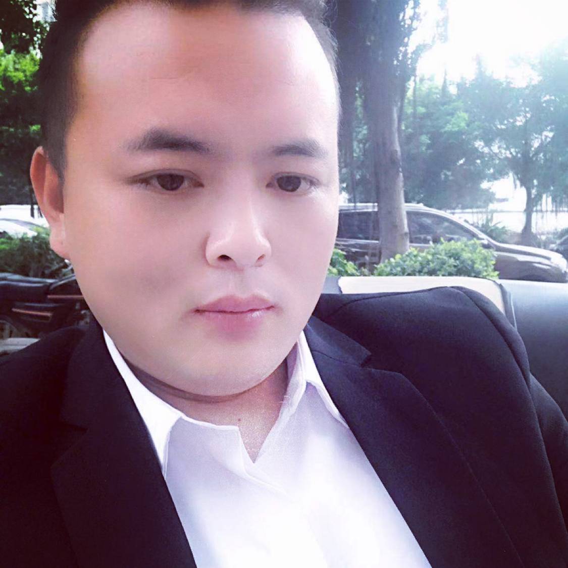 初妆蹙眉愉快的照片