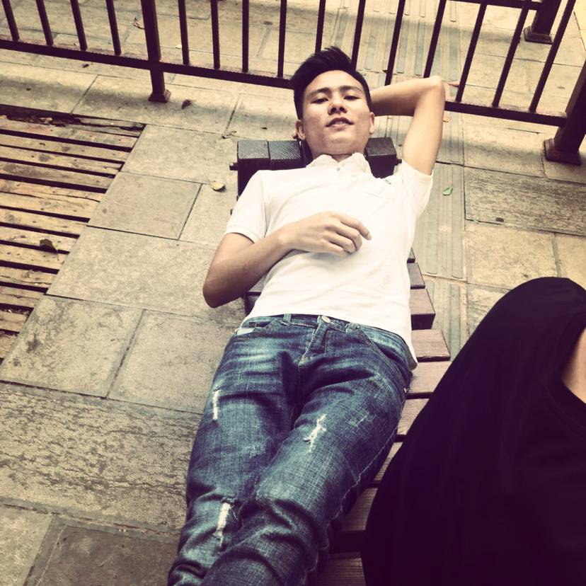 温柔深拥小蘑菇的照片