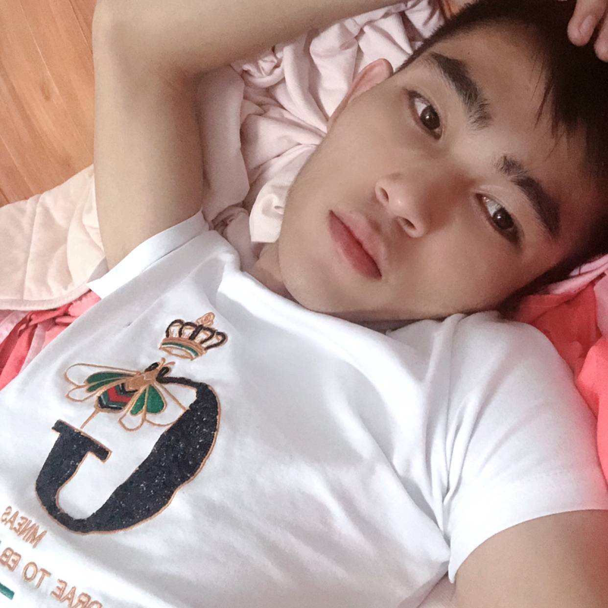 红玫瑰挽手英勇的照片
