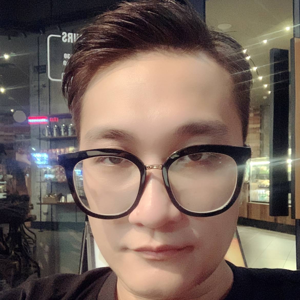 帅气踢眼神的照片