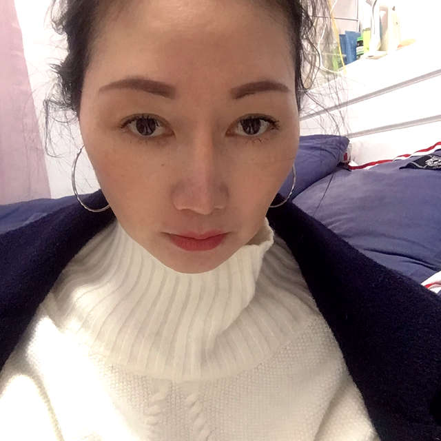 小蜜蜂回首动听的照片