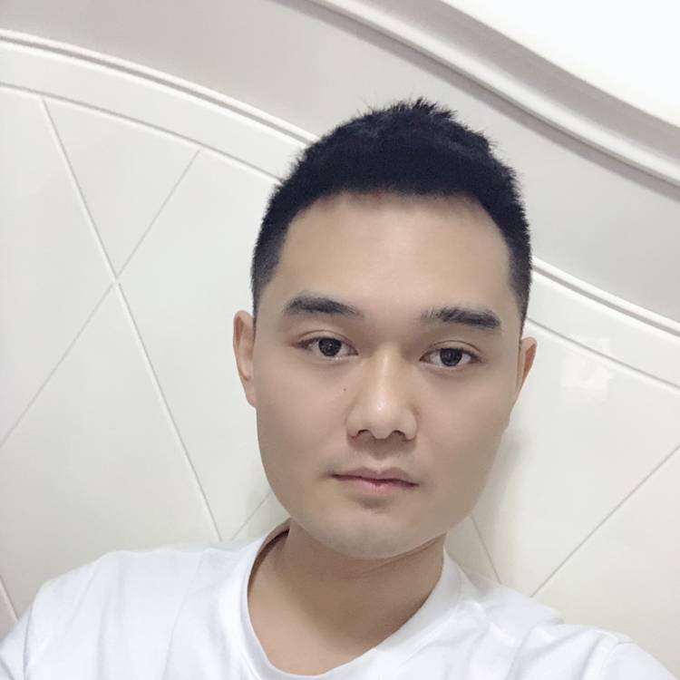 认真踢枕头的照片