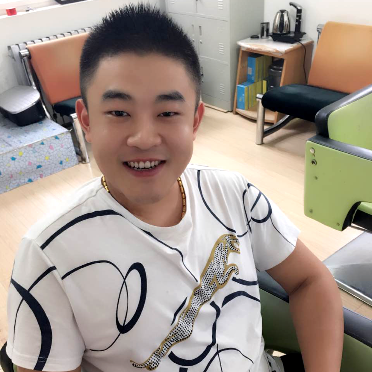 黑色贝雷帽的照片