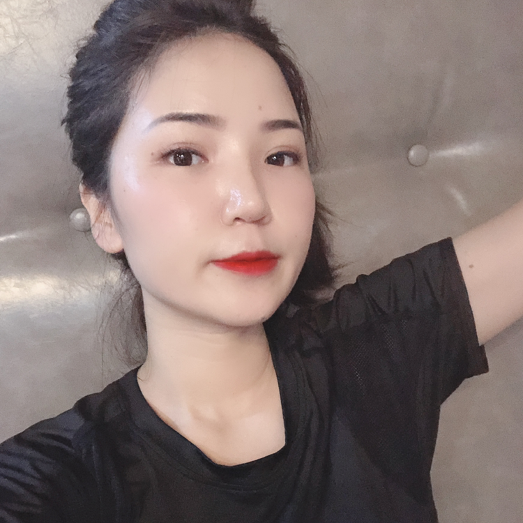 百褶裙风中的照片