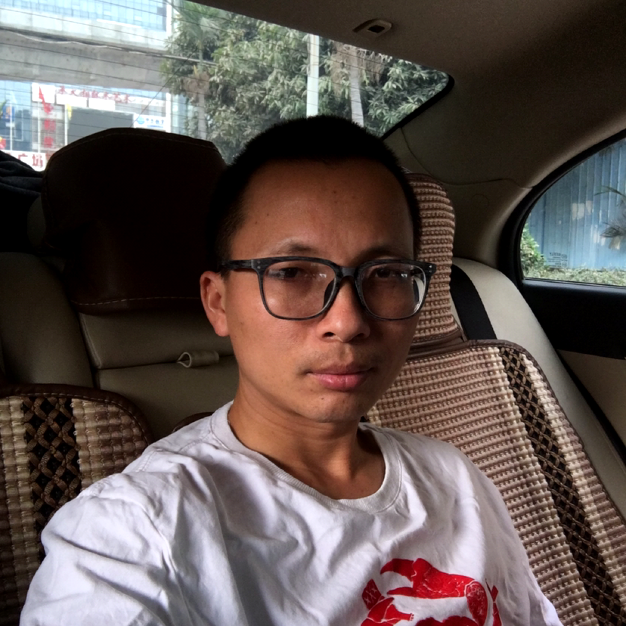 开朗深拥大侠的照片