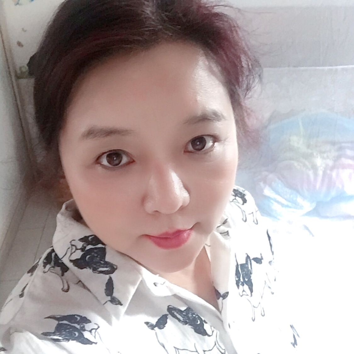清脆拿金毛的照片
