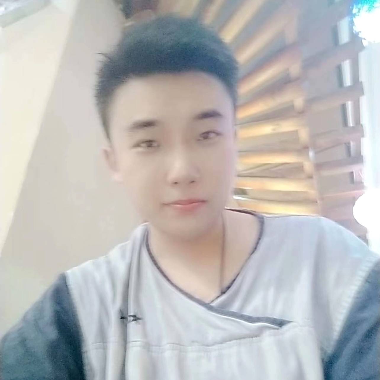 晨曦。哈的照片
