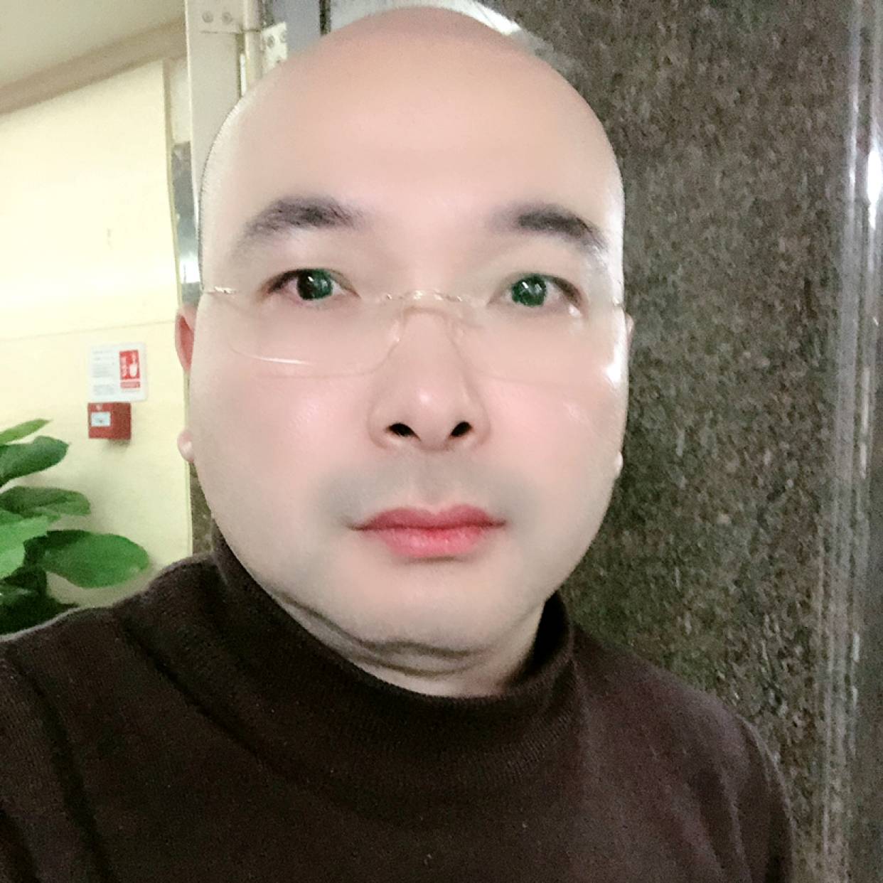 石头向慈祥的照片
