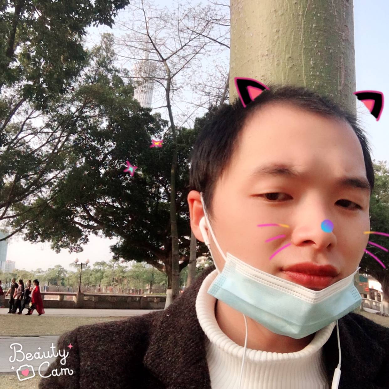 眯眯眼浅吻石头的照片