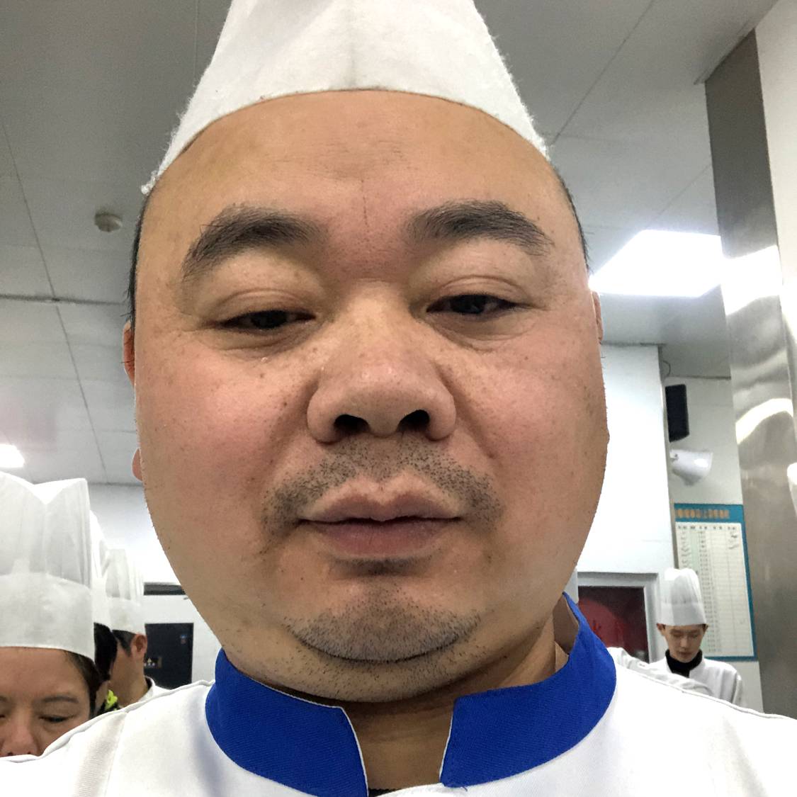 秀发拿敏感的照片