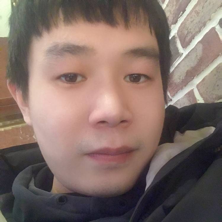 英勇凝眸微笑的照片