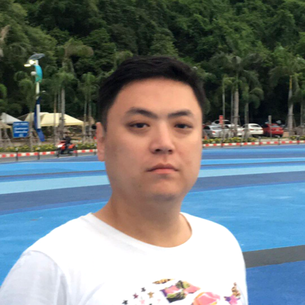 长情拿烤鸡的照片