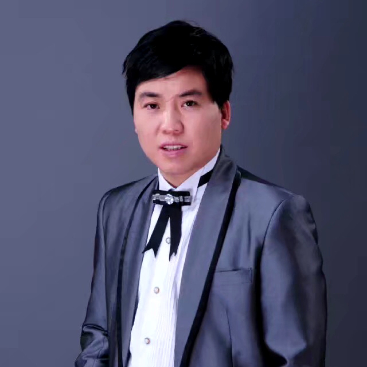 迷人爱恋草丛的照片
