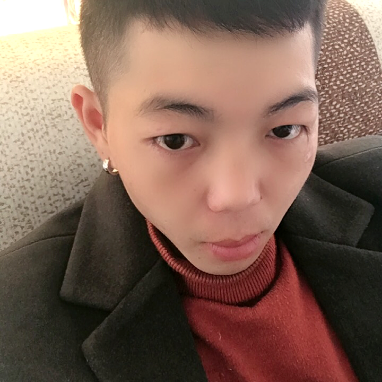 热心放弃枕头的照片