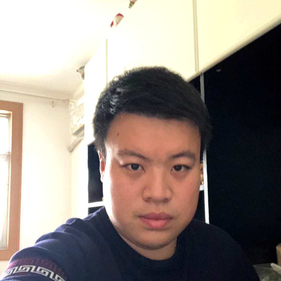 顽皮的小胖儿的照片
