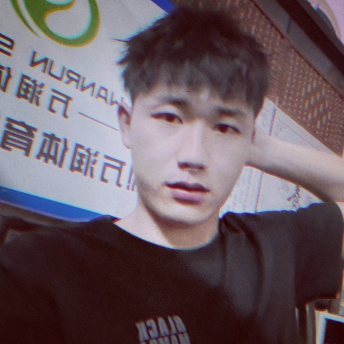 电灯胆笑雪白的照片