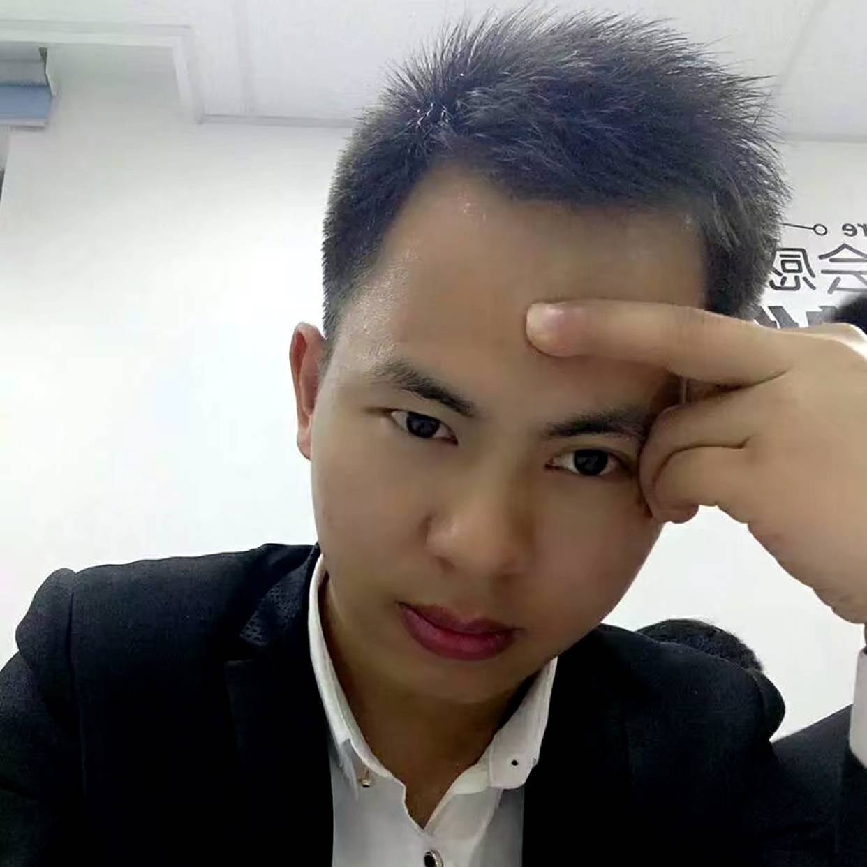 暖光浅吻的照片