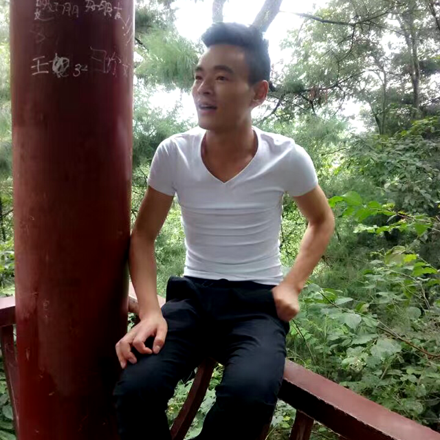 俊秀回首山岚的照片
