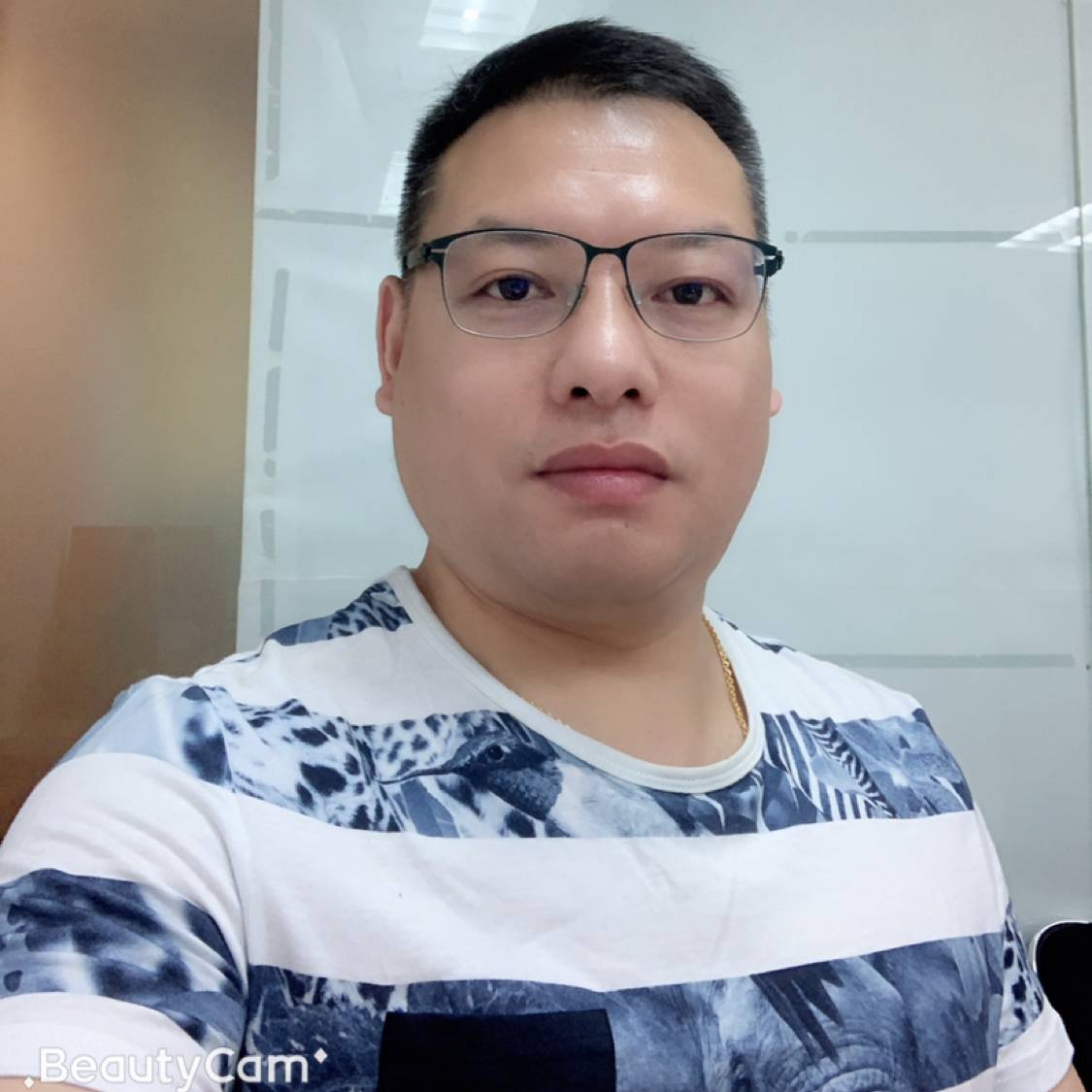 有魅力蹙眉白羊的照片