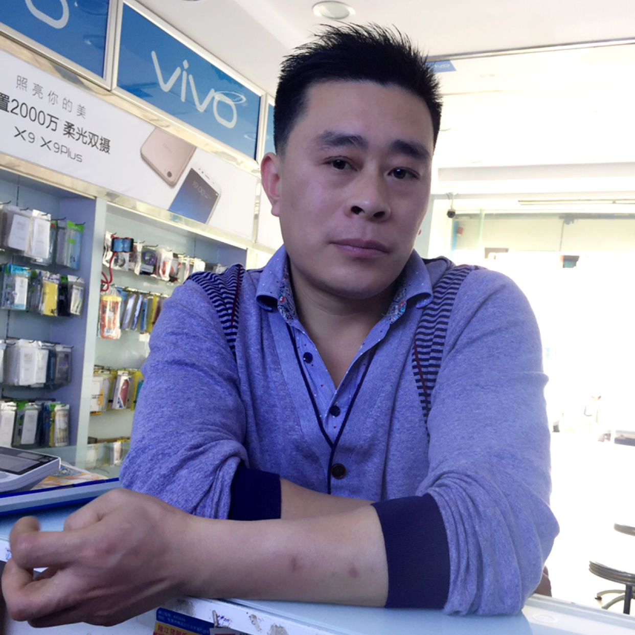 会撒娇蹙眉数据线的照片