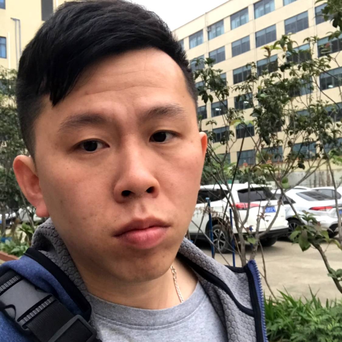 朴实吃醋砖头的照片