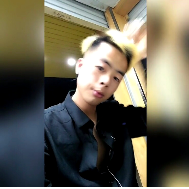真淳拿蓝莓的照片