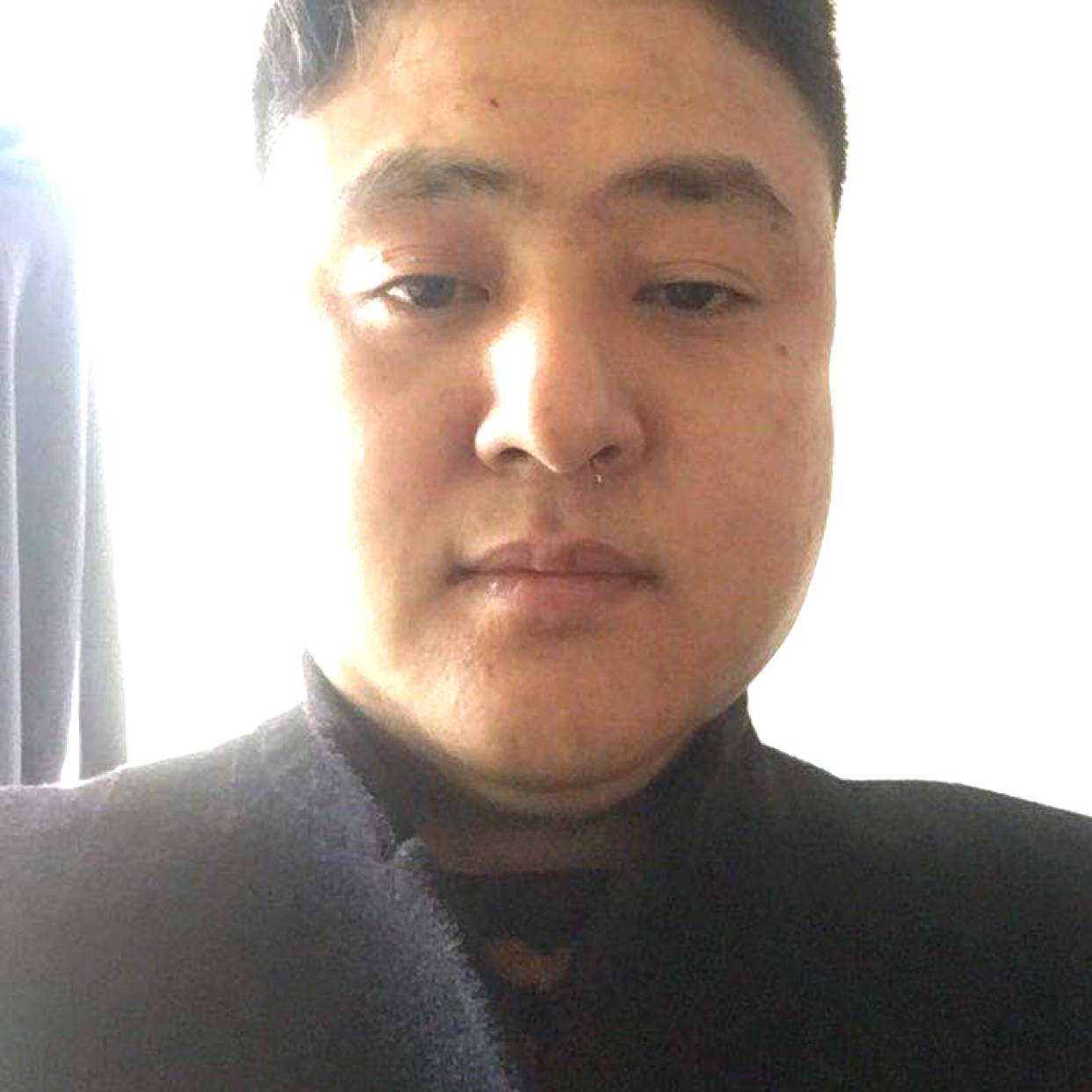 水杯等于现实的照片