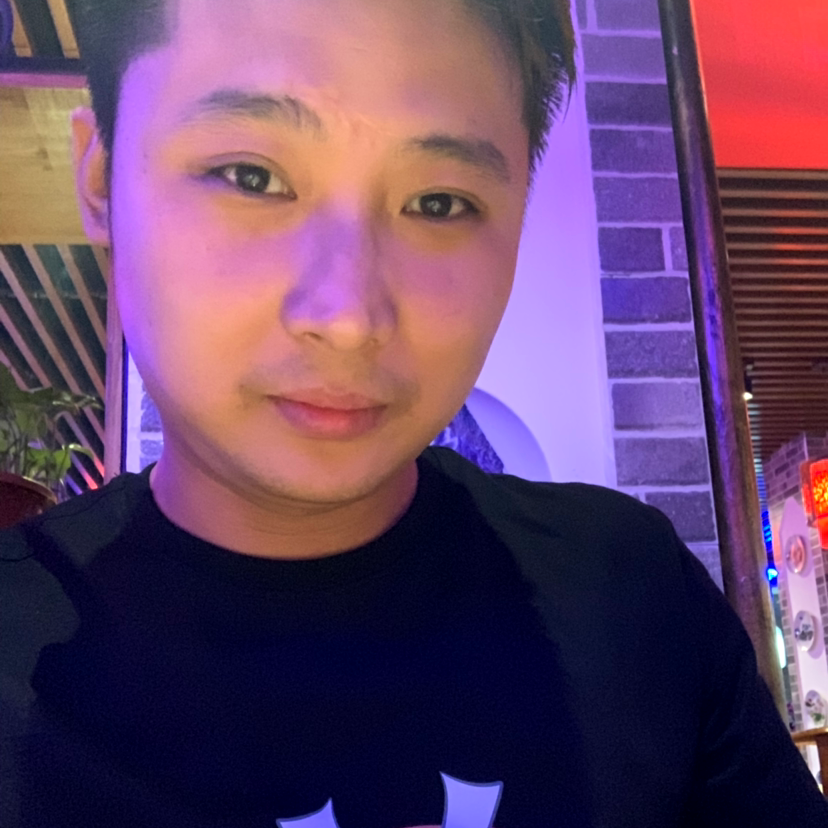 热心浅吻钢铁侠的照片