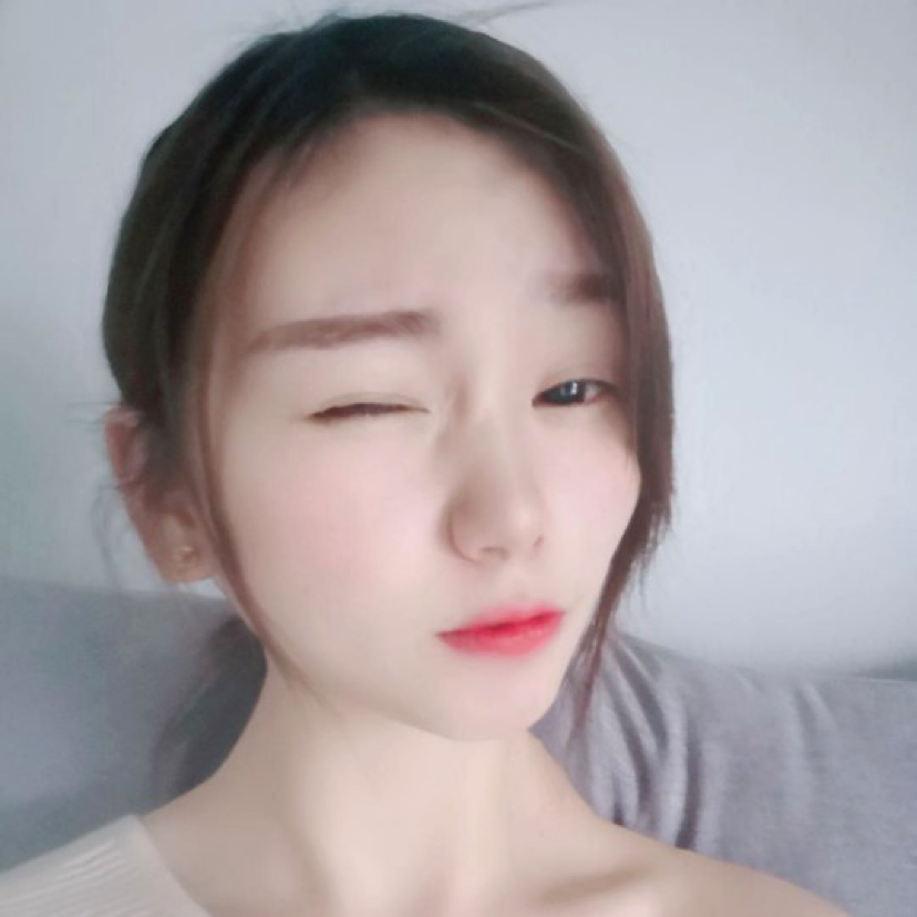 蓝天眯眯眼的照片