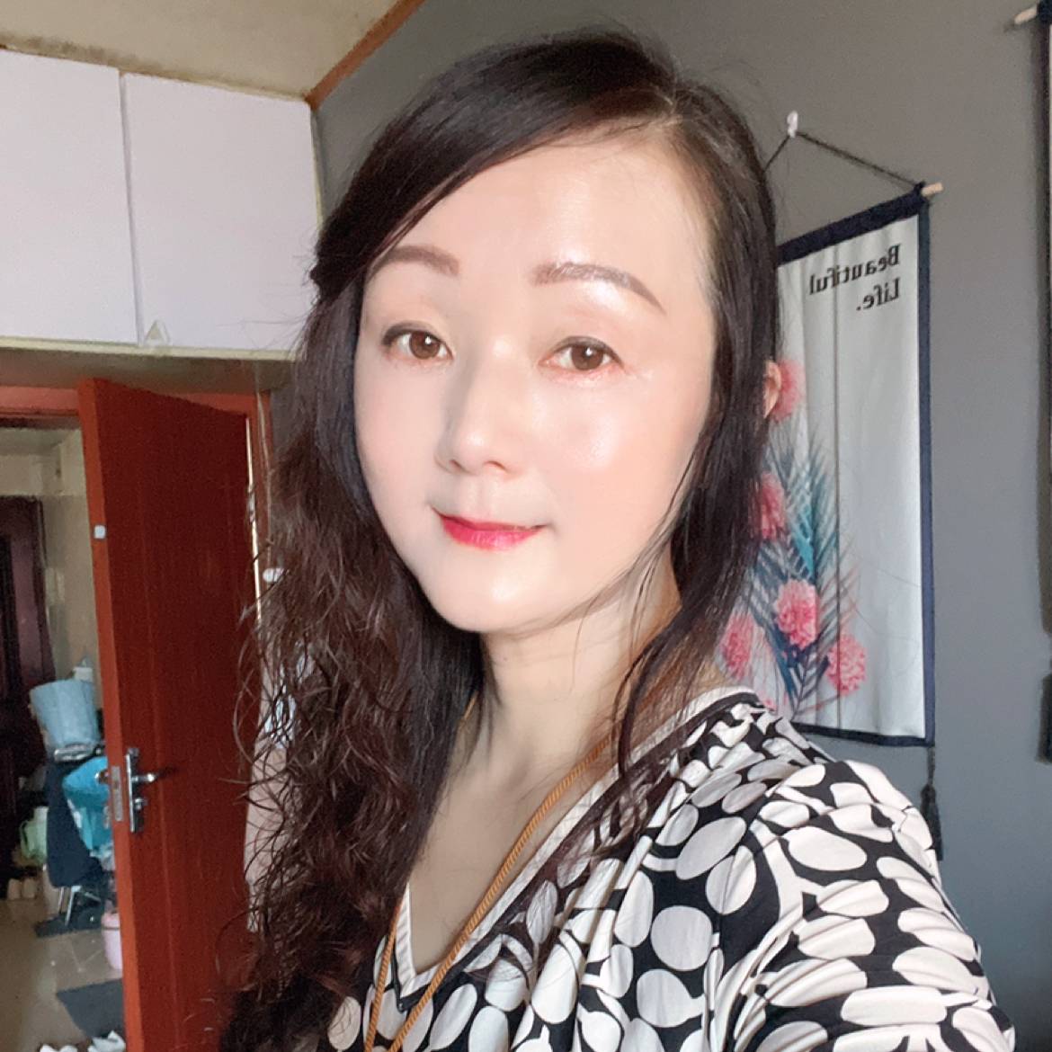 穿体恤玲儿的照片