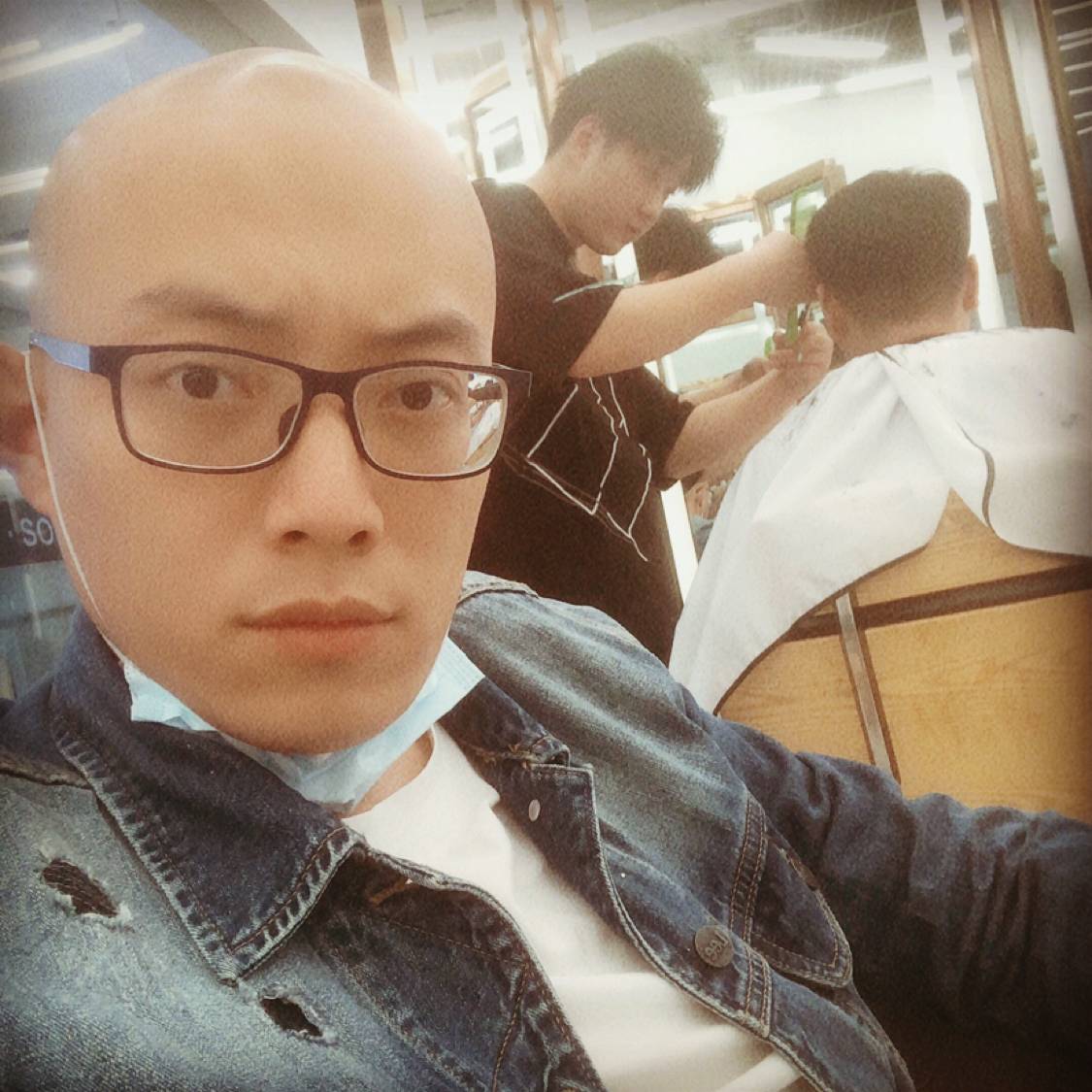 和谐深拥森槿的照片