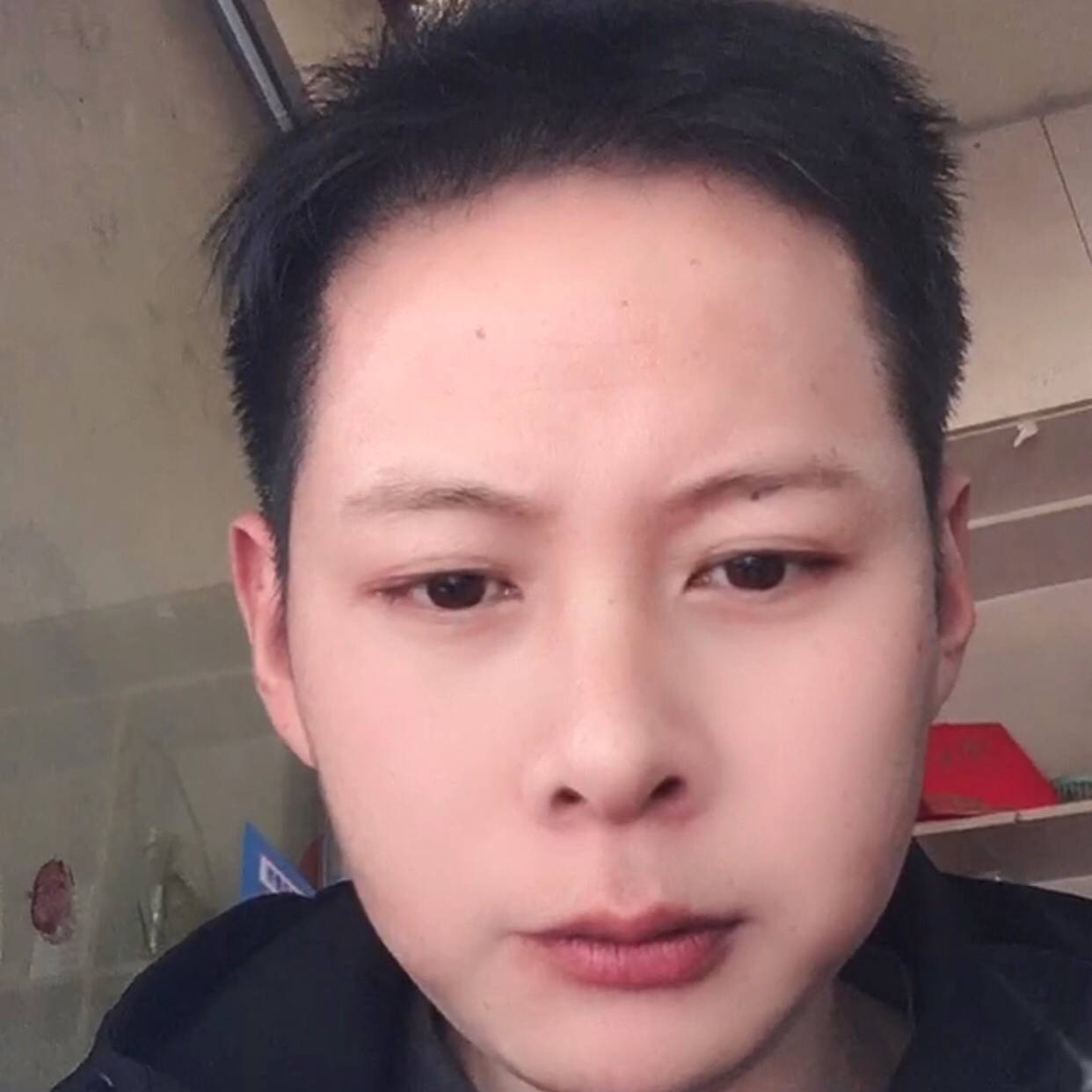 站在你家门口的照片