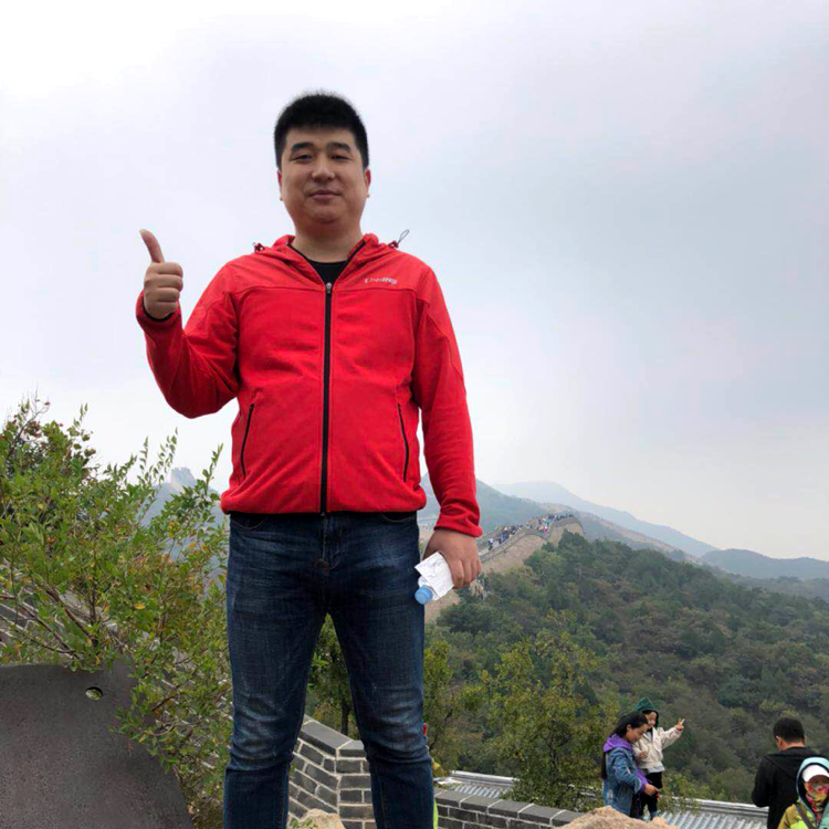 夜间下雨的团子的照片
