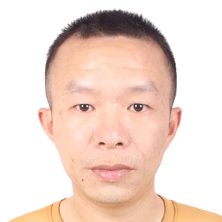 愤怒的犀牛的照片