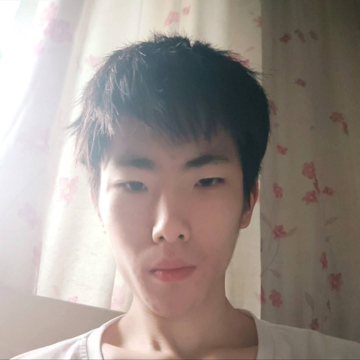 小伙欢喜的照片