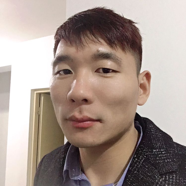 机器猫的专注的照片