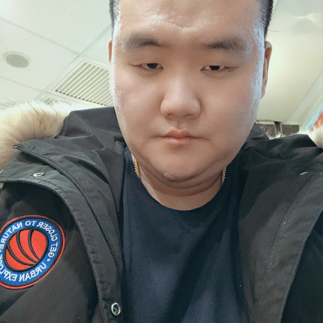 眯着眼睛的河马的照片