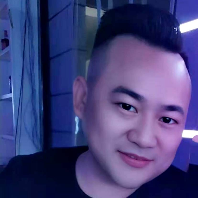 内向挽手酒窝的照片