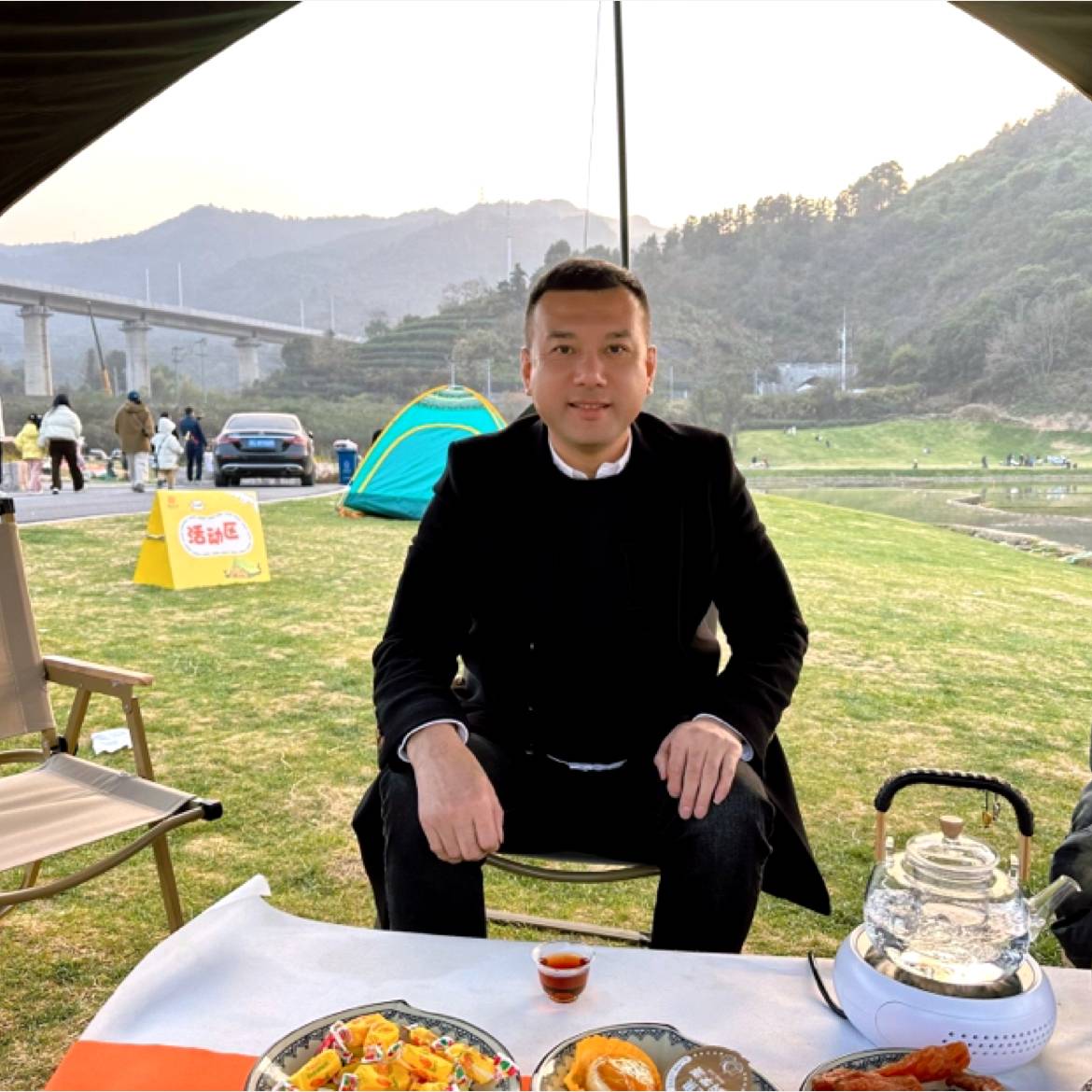 凉城冷巷樱花雨的照片