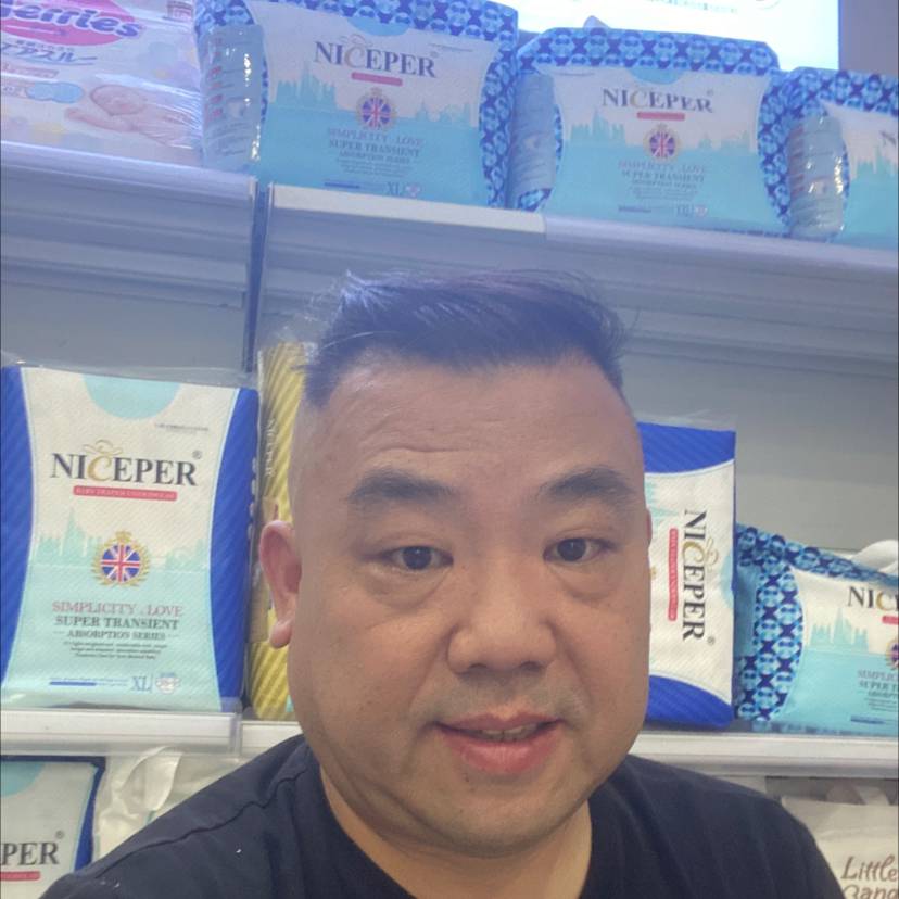 湖畔一叶孤舟的照片