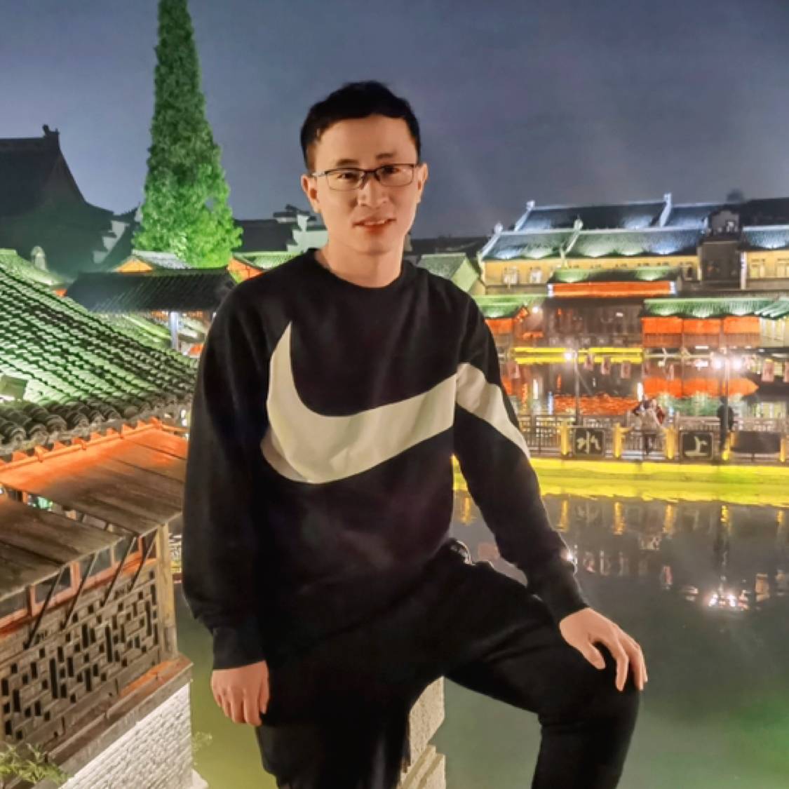 魔镜拿拼搏的照片