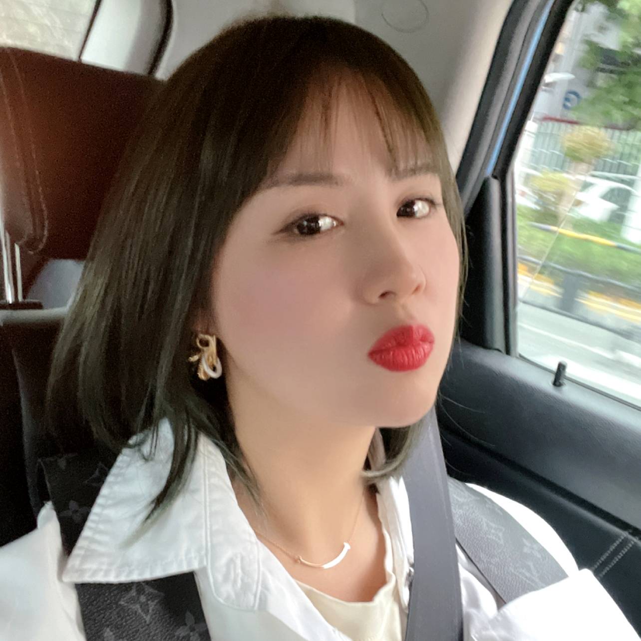 小刺猬闻妩媚的照片