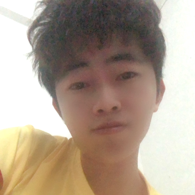 撑伞人。的照片