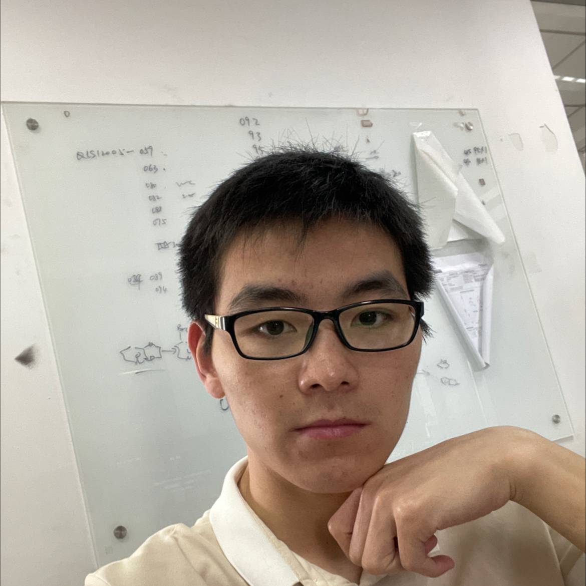 炙热挽手暖光的照片